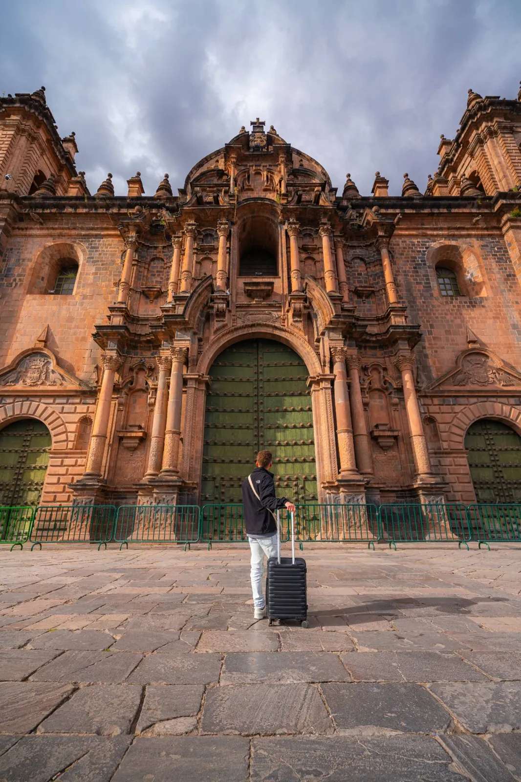 Viajero con su maleta frente a la Catedral del Cusco